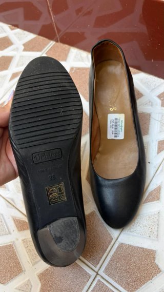 Zapatos de salón de piel negros tacón bajo.