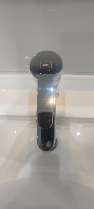 Mueble de baño con espejo y grifo