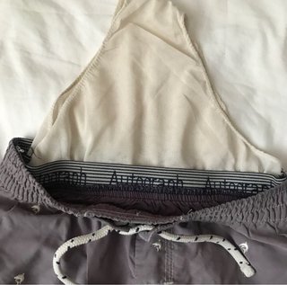 Bañador niño gris estampado.