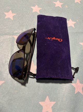 Gafas de sol negras con funda