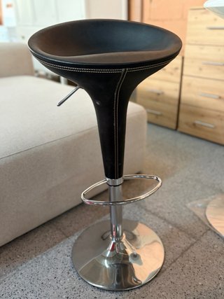 Taburete alto negro con base plateada