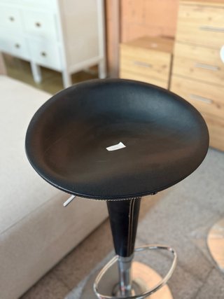 Taburete alto negro con base plateada