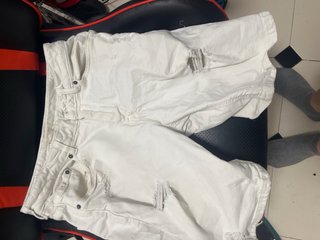 Camiseta Lacoste,Pantalon Roto blanco