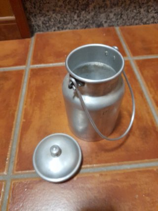Lechera antigua de metal