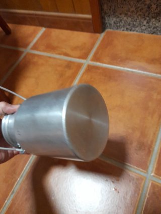Lechera antigua de metal