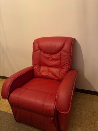 Sillón reclinable de piel rojo
