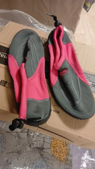 Zapatillas acuáticas rosas y grises