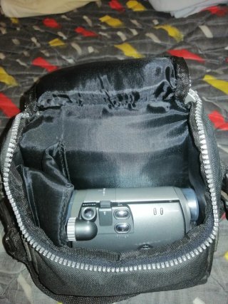 Cámara de vídeo compacta gris con 2 baterías