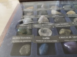Scatola con 30 pietre minerali portafortuna