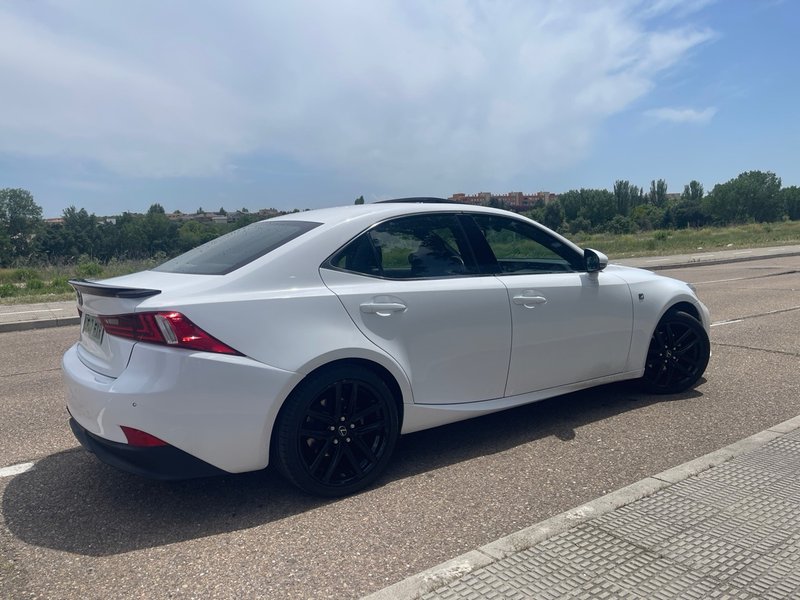 Lexus IS 300h f sport - foto 1