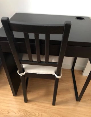 Scrivania nera con sedia