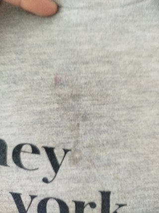 Camisola gris con nombres de ciudades