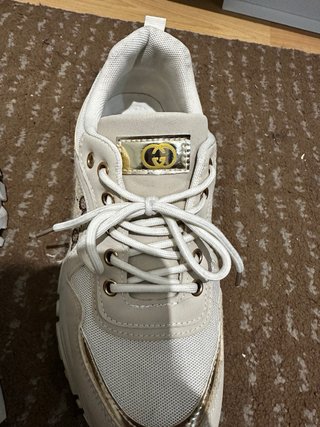 Zapatillas Beige y Doradas Talla 41