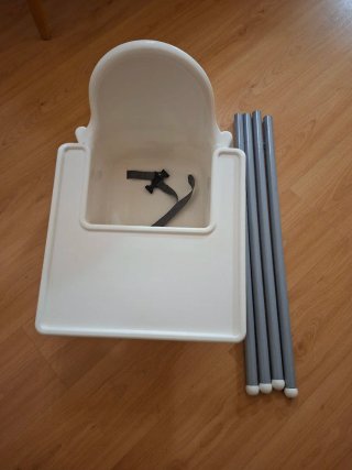 Trona IKEA blanca con patas