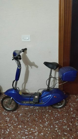 Moto eléctrica azul con problemas de motor