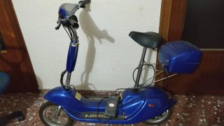 Moto eléctrica azul con problemas de motor