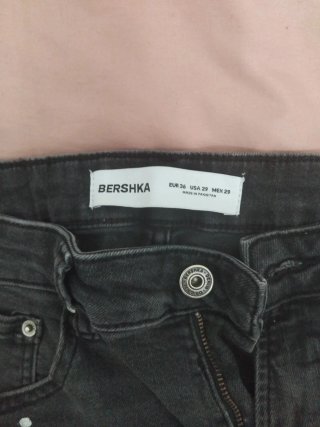 Pantalón vaquero negro con salpicaduras blancas