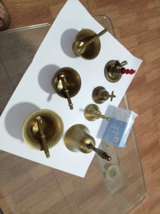 Lotto di 3 mortai e 3 campane decorative con 1 candelabro in bronzo