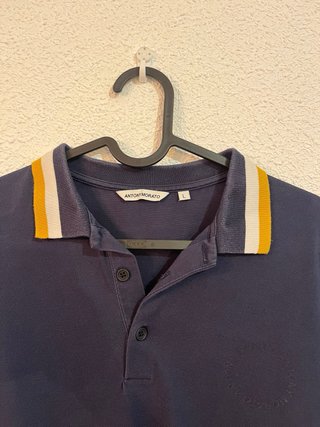 Polo azul marino con detalles amarillos