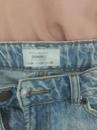 Pantalón corto vaquero desgastado