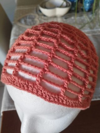 Cappellino uncinetto salmone