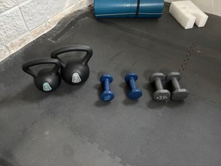 Juego de pesas kettlebell y mancuernas