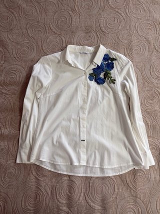 Camisa blanca de mujer con flores