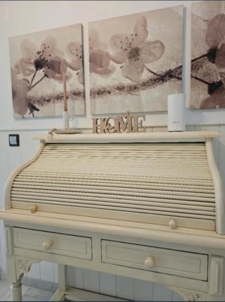 Escritorio antiguo beige con cajones