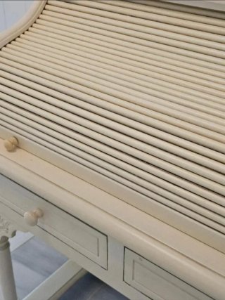 Escritorio antiguo beige con cajones