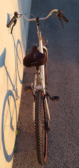 Bicicleta urbana Decathlon cómoda con sillín nuevo