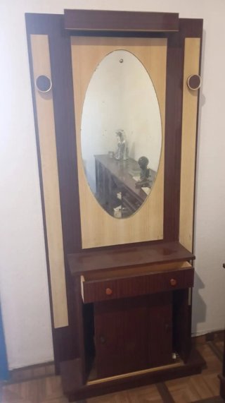 Mueble recibidor antiguo con espejo