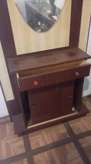 Mueble recibidor antiguo con espejo
