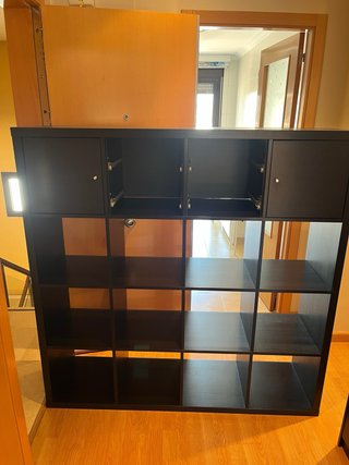 Estantería modular negra y beige