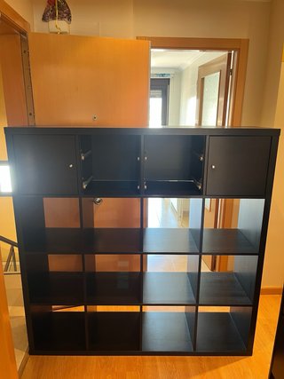 Estantería modular negra y beige