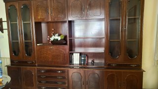 Mueble de comedor de madera y cristal