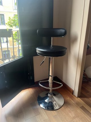 Taburete ajustable de piel