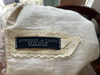 Chaqueta beige con encaje