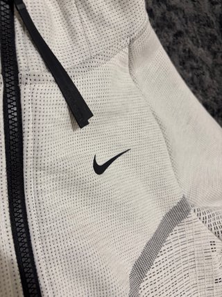 Chaqueta Nike Tech Fleece Gris y Blanca