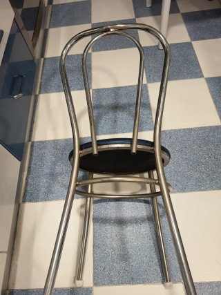Silla de cocina azul y acero inox.