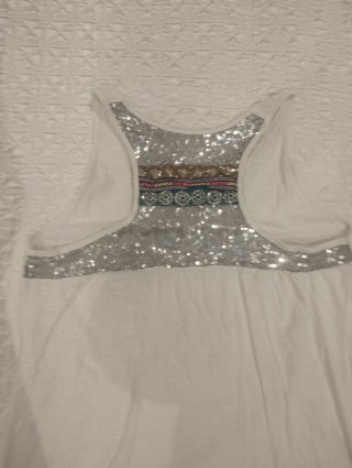 Camiseta blanca con lentejuelas plateadas