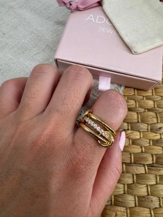 Anillo dorado con circonitas