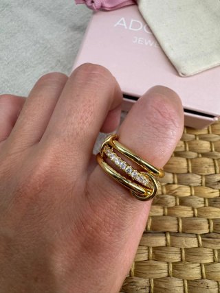 Anillo dorado con circonitas