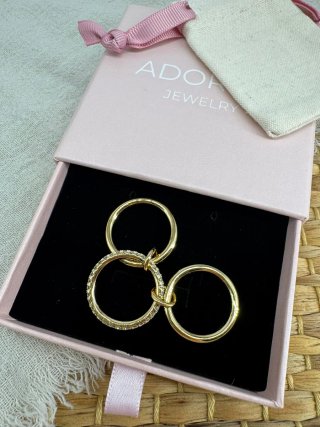 Anillo dorado con circonitas