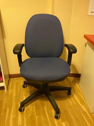Escritorio Ikea Rojo y Blanco y silla