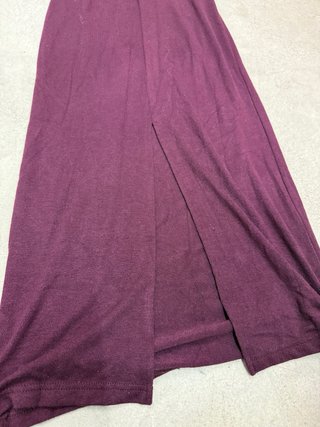 Vestido morado largo con abertura trasera