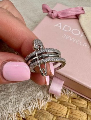 Anillo Ajustable con Diseño de Imperdible