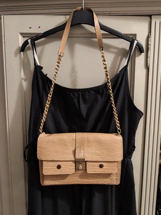 Bolso de piel vintage mostaza con cadena dorada