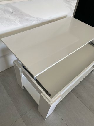 Mesa de centro elevable blanca