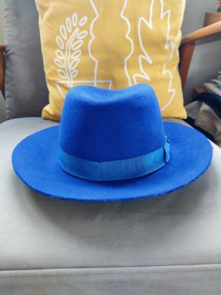 Chapéu de lã azul estiloso