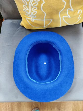 Chapéu de lã azul estiloso